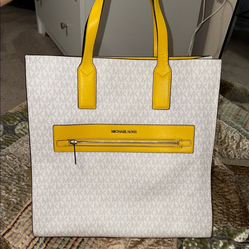 Michael Kors Tote in White and Yellow